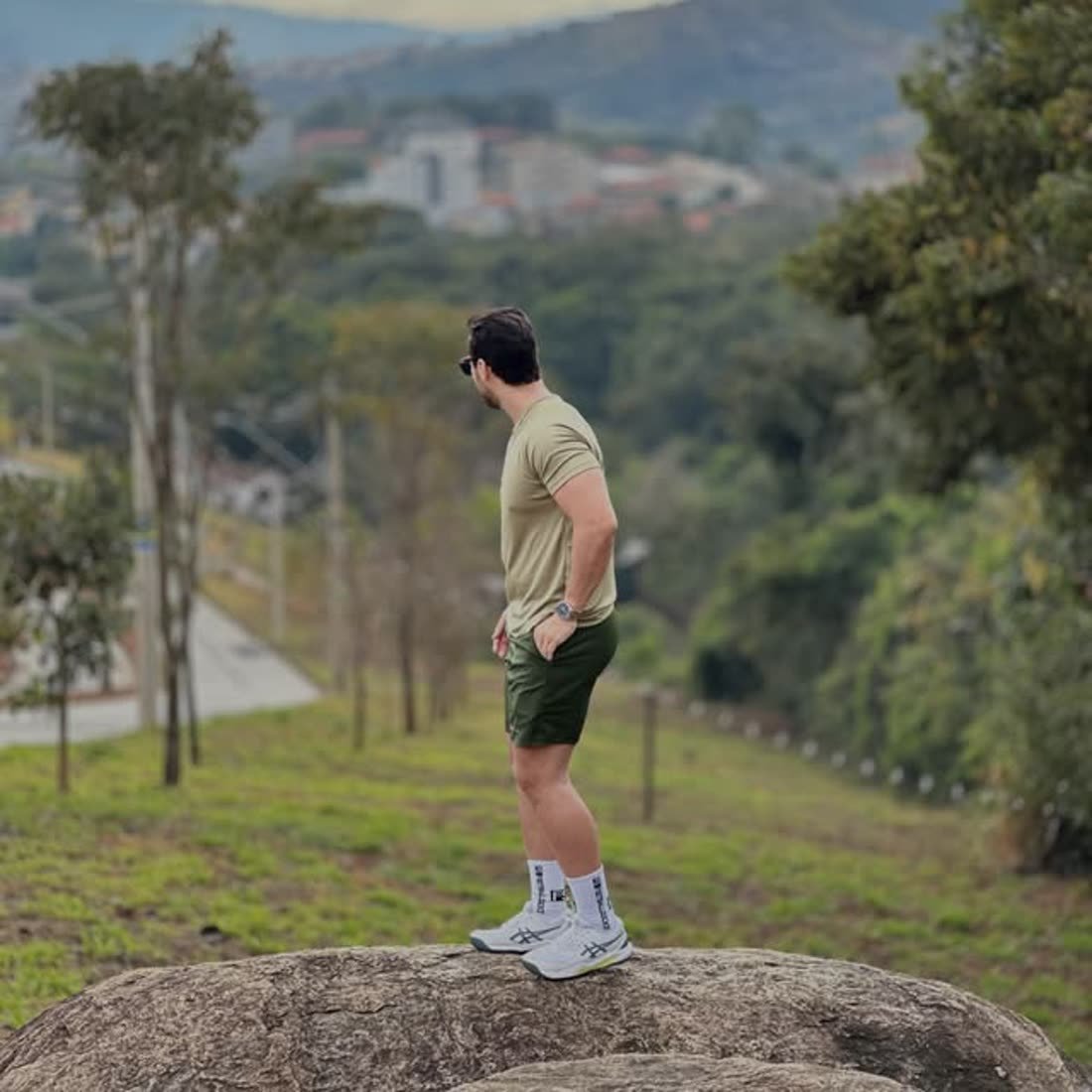 Jonathan Tadeu ao ar livre, refletindo o lado de estilo de vida ativo por trás do consultório